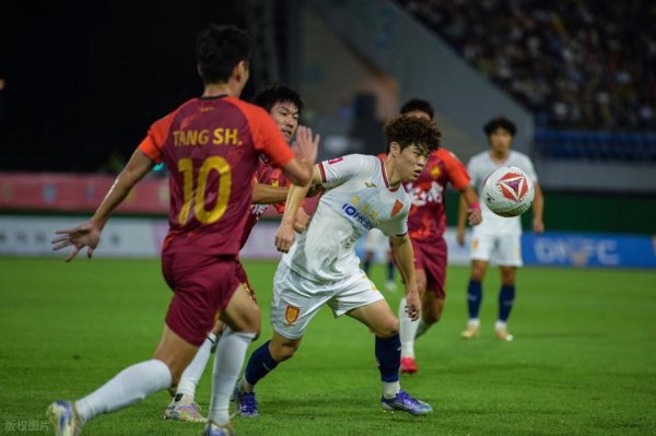 中国股票配资网官方网站 1-3崩盘！重庆铜梁龙中甲争冠又掉链子，仍距榜首4分，向余望哑火